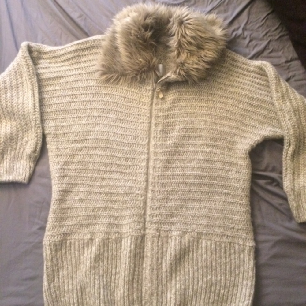 Zip up oversized sweater w/ detachable fur collar